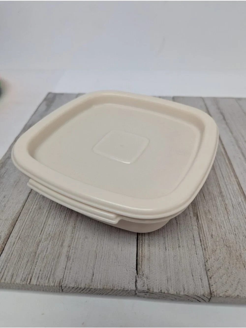 Rubbermaid 2 Cup Storage Container #2243 Square Servin Saver Almond Excellent